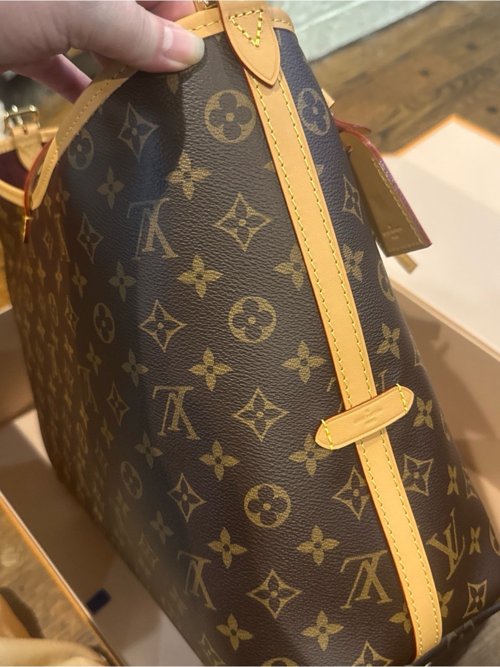 Louis Vuitton/ Monogram/Carry All MM Bag with Natural Vachetta Trim/NIB! NEW! - Picture 9 of 15